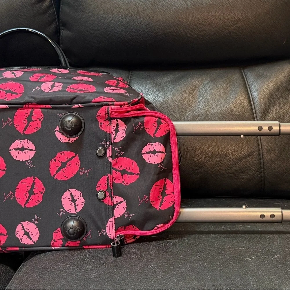 RARE Betsey Johnson Lips Kiss Print Rolling Bag Carry On Weekender Roll Luggage💋 - Picture 8 of 12